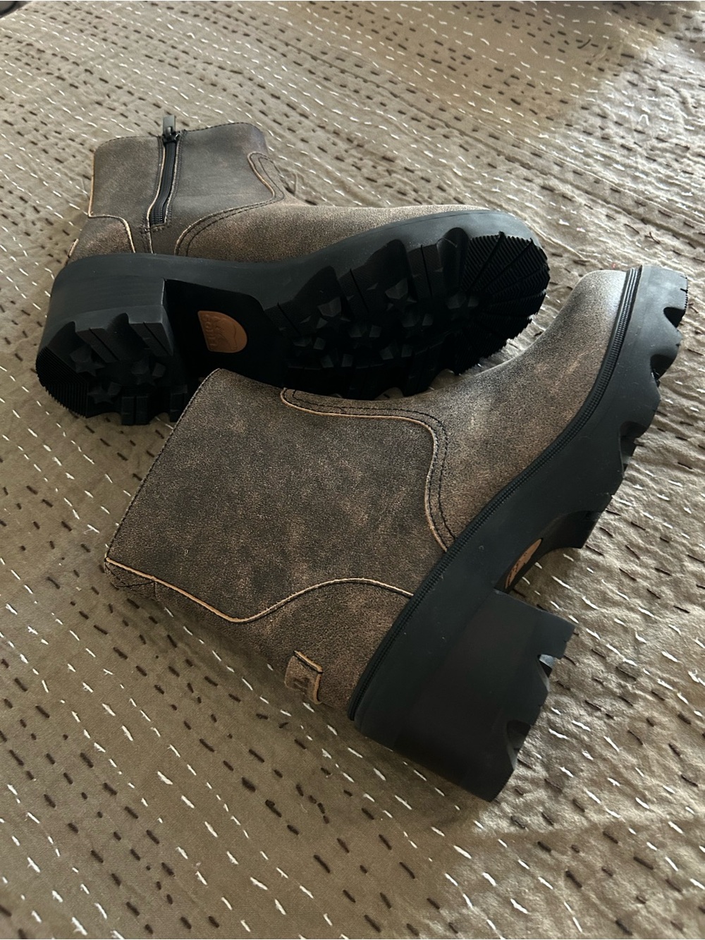 Sorel BRAND NEW Distressed Brown Leather block/ Lug Ankle Boots - Picture 6 of 12